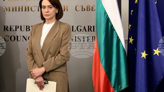 Приблизително 11 400 български граждани са блокирани в Близкия изток, каза служебният министър на външните работи Надежда Нейнски