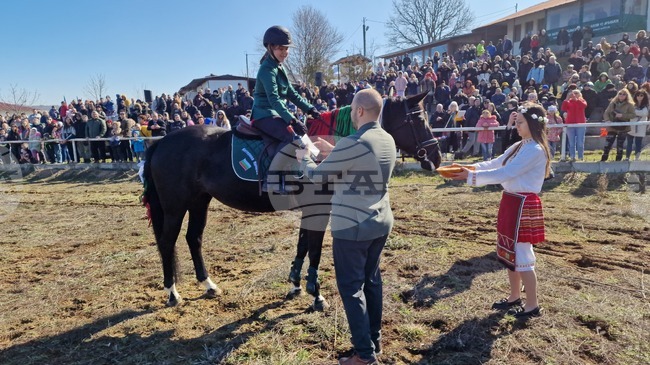 Младият жокей Катерина Янчева и кобилата Алегра спечелиха 35-ия конкурс за най-гиздав кон в Арбанаси