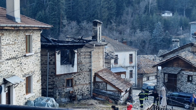 Разследват причините за пожара в село Широка лъка, при който загина 82-годишен мъж