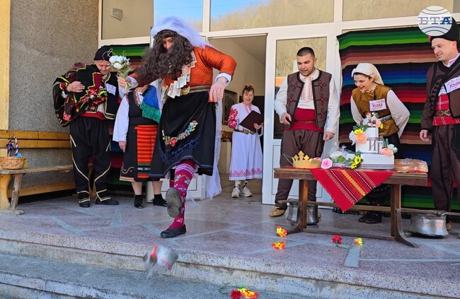 Обичая ялова сватба пресъздадоха самодейци в троянското село Чифлик