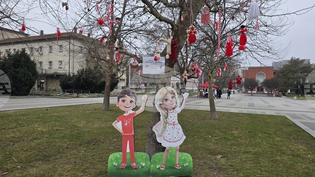 Центърът на Плевен посрещна Баба Марта украсен в червено и бяло