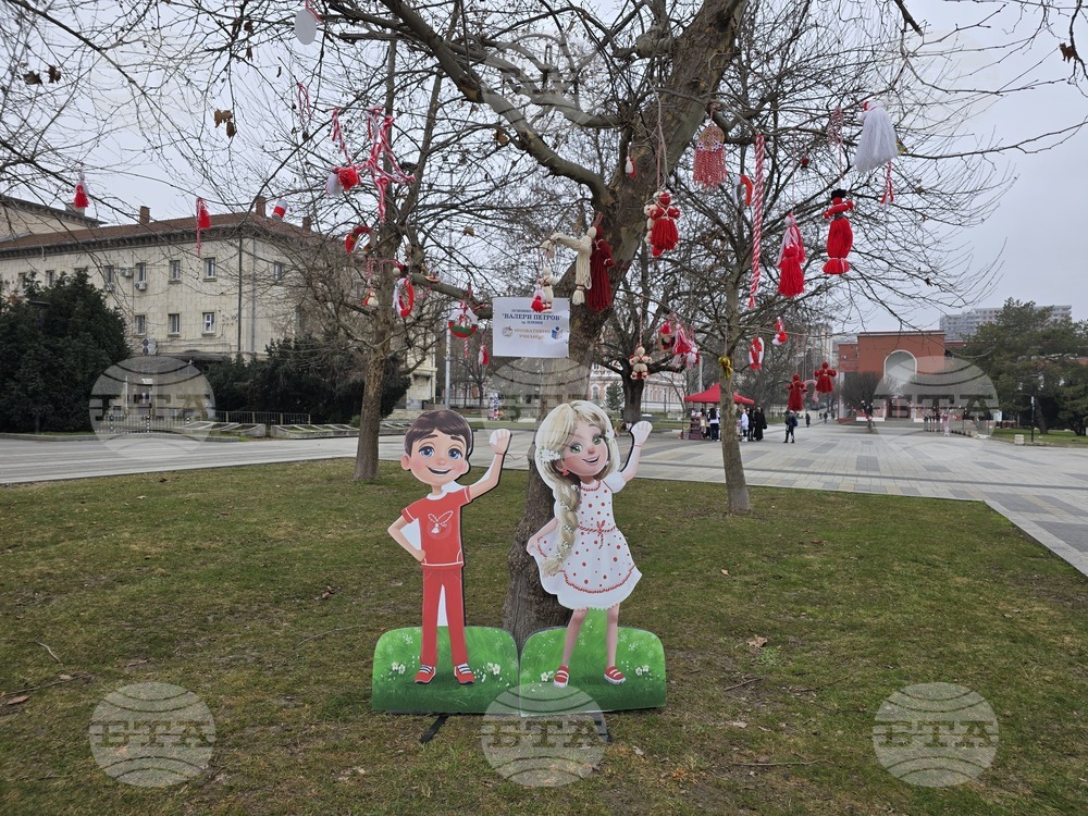 Центърът на Плевен посрещна Баба Марта украсен в червено и бяло