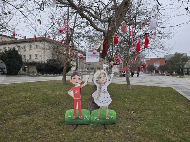 Центърът на Плевен посрещна Баба Марта украсен в червено и бяло