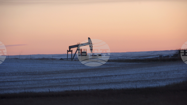 Цените на петрола продължават да се понижават, докато пазарите преценяват ефекта от санкциите