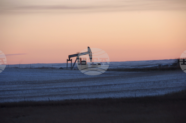 Цените на петрола продължават да се понижават, докато пазарите преценяват ефекта от санкциите