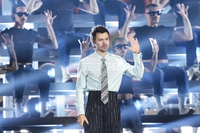 Хари Стайлс дебютира директно на първо място в класацията на „Билборд“ за албуми