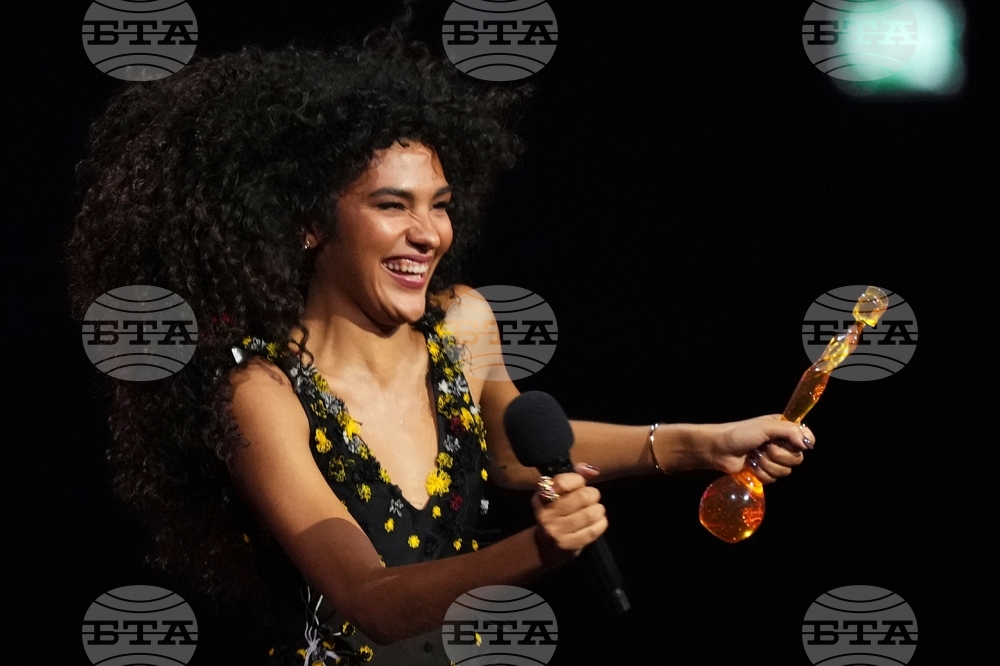 Оливия Дийн триумфира на наградите „Брит“ с четири статуетки, включително за изпълнител, песен и албум на годината