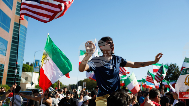 Демонстрации в САЩ след ударите срещу Иран – част от протестиращите искат мир, други празнуват