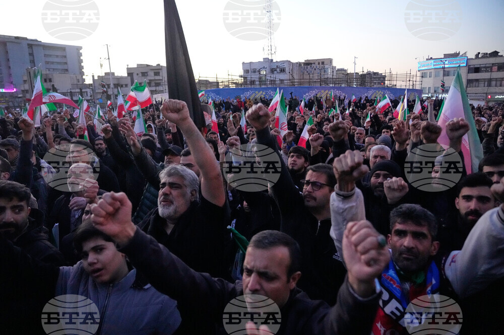 Хиляди иранци се събраха в центъра на Техеран, за да отдадат почит на покойния Хаменей