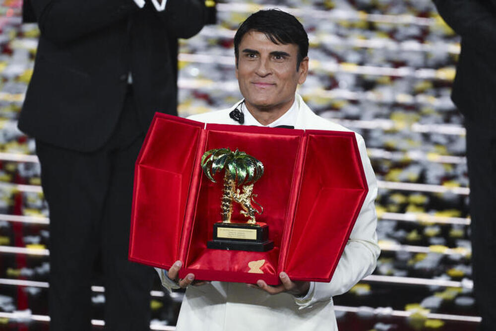 Майсторът на съвременния неаполитански шлагер Сал Да Винчи спечели голямата награда на фестивала в Сан Ремо