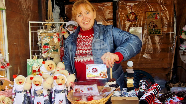 Медицинска сестра от Хасково вплита „дървото на живота“ в мартеници с послание