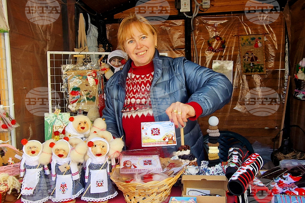 Медицинска сестра от Хасково вплита „дървото на живота“ в мартеници с послание