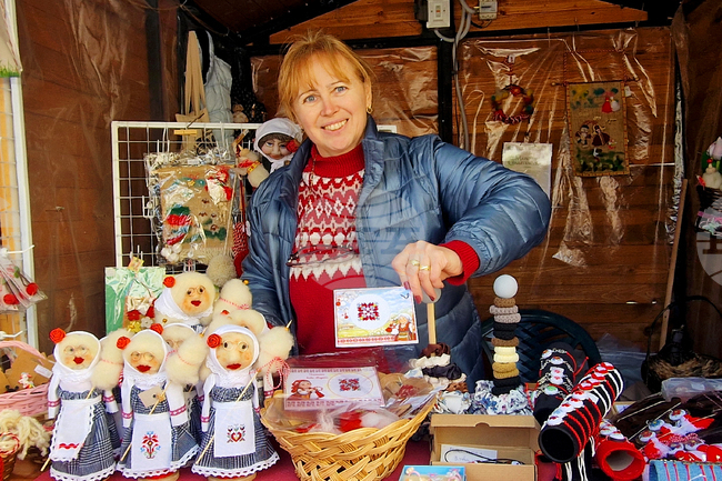Медицинска сестра от Хасково вплита „дървото на живота“ в мартеници с послание