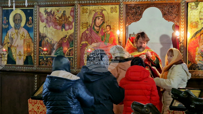 Като православни християни трябва да знаем защо почитаме иконите, каза в проповедта си в шуменския храм "Св. Пророк Илия" отец Николай