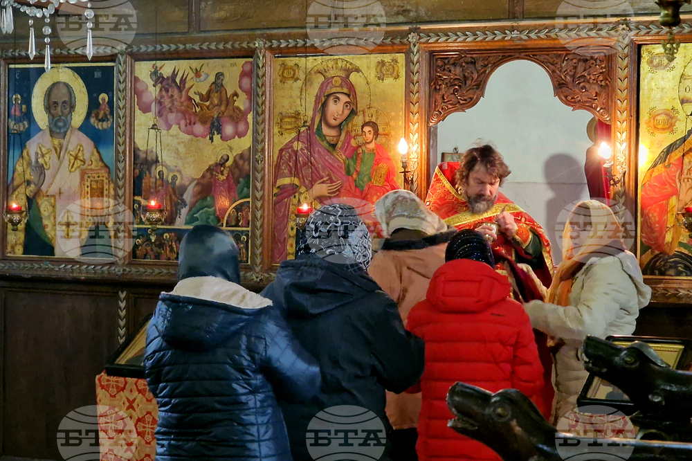 Като православни християни трябва да знаем защо почитаме иконите, каза в проповедта си в шуменския храм "Св. Пророк Илия" отец Николай