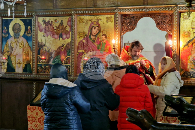 Като православни християни трябва да знаем защо почитаме иконите, каза в проповедта си в шуменския храм "Св. Пророк Илия" отец Николай