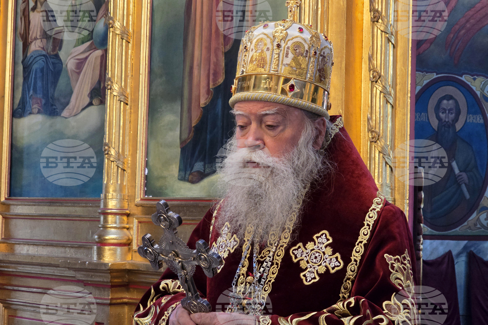 Иконите ни украсяват църквите и вдъхновяват вярващите да се молят на Господ, каза Ловчанският митрополит Гавриил в храма „Света Троица“