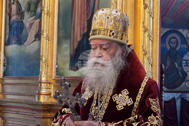 Иконите ни украсяват църквите и вдъхновяват вярващите да се молят на Господ, каза Ловчанският митрополит Гавриил в храма „Света Троица“