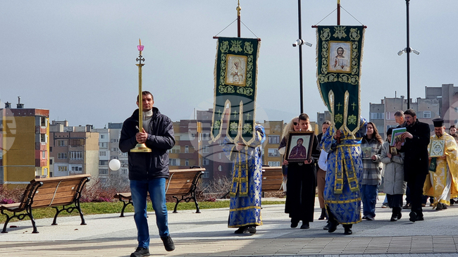 Литийно шествие около сливенския храм „Света Петка“ се състоя след неделното богослужение в първата неделя от Великия пост