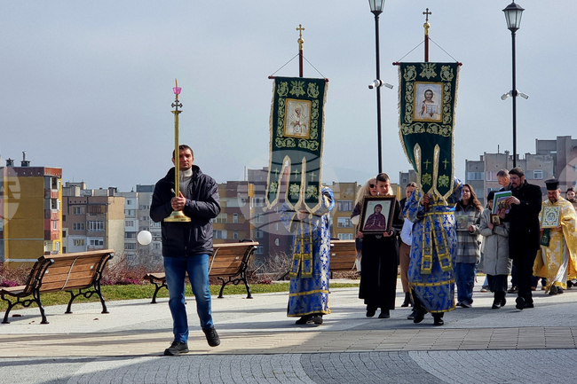 Литийно шествие около сливенския храм „Света Петка“ се състоя след неделното богослужение в първата неделя от Великия пост