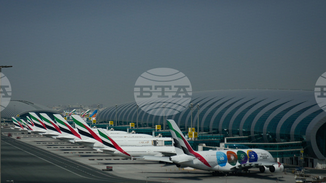 Авиокомпании продължават да отменят полети след ескалацията на напрежението в Близкия изток