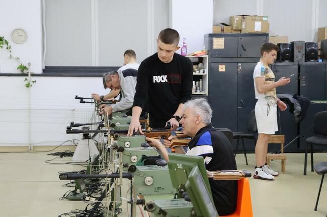 Учители на Трето Основно училище в Търговище спечелиха отборно първо място в турнира по спортна стрелба на РУО