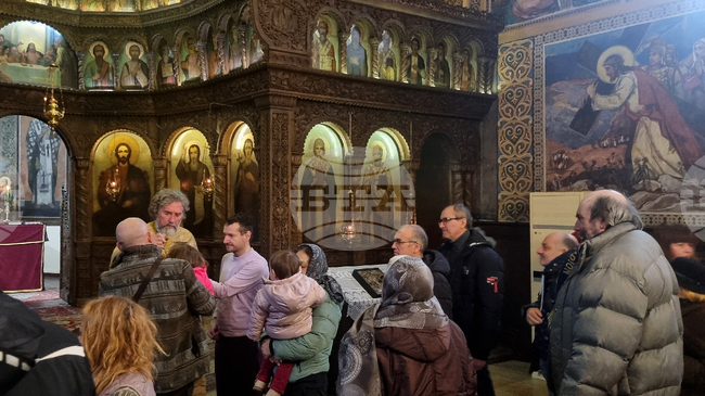 За мир по целия свят се помолиха заедно миряните в храм “Св. Йоан Рилски” в Търговище