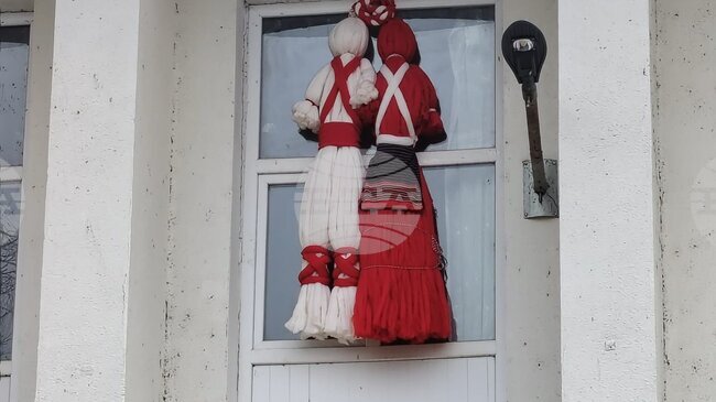 Двуметрови Пижо и Пенда украсиха читалището в добричкото село Свобода за Баба Марта