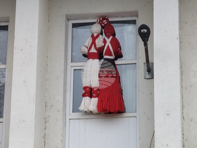 Двуметрови Пижо и Пенда украсиха читалището в добричкото село Свобода за Баба Марта