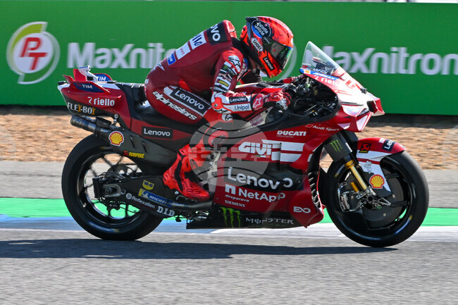 Испанският пилот Марк Маркес спечели спринта на Гран при на Бразилия в MotoGP