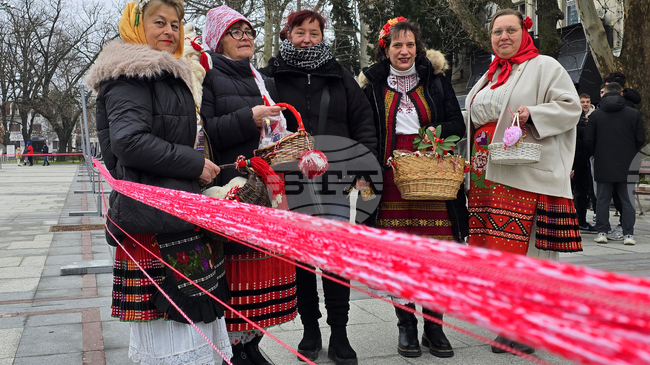 Община Видин се стреми към рекорд на Гинес с 50-километрова мартеница