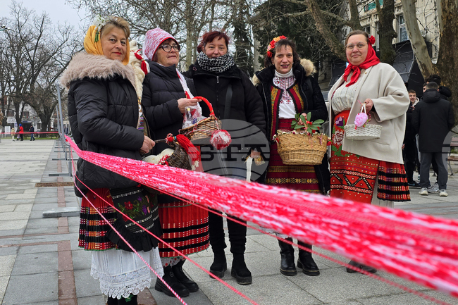 Община Видин се стреми към рекорд на Гинес с 50-километрова мартеница