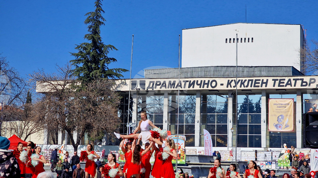 Концерт, посветен на Баба Марта, се състоя на площад "Константин Величков" в Пазарджик