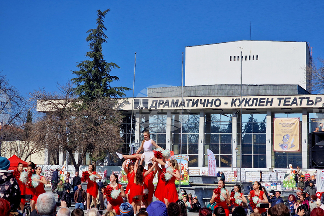 Концерт, посветен на Баба Марта, се състоя на площад "Константин Величков" в Пазарджик