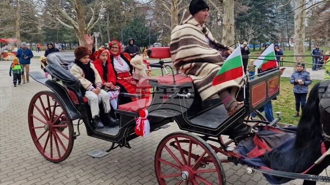 Баба Марта и нейните внуци пристигнаха с файтон във Велико Търново и закичиха с мартеници малки и големи 