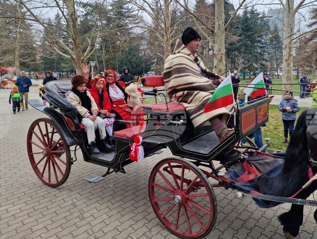 Баба Марта и нейните внуци пристигнаха с файтон във Велико Търново и закичиха с мартеници малки и големи 