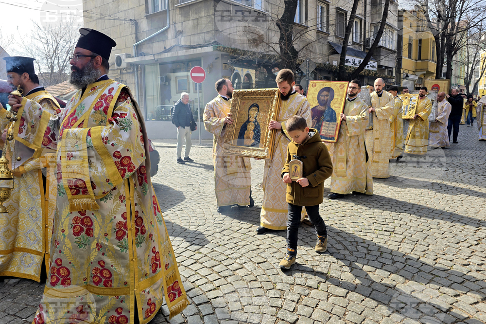 Пловдив - освещаване на чудотворната икона на Света Богородица Победоносна - лития около храм „Св.вмчца Марина“