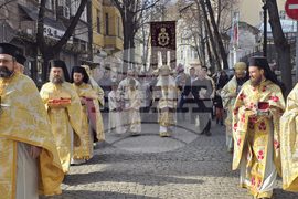 Пловдив - освещаване на чудотворната икона на Света Богородица Победоносна - лития около храм „Св.вмчца Марина“