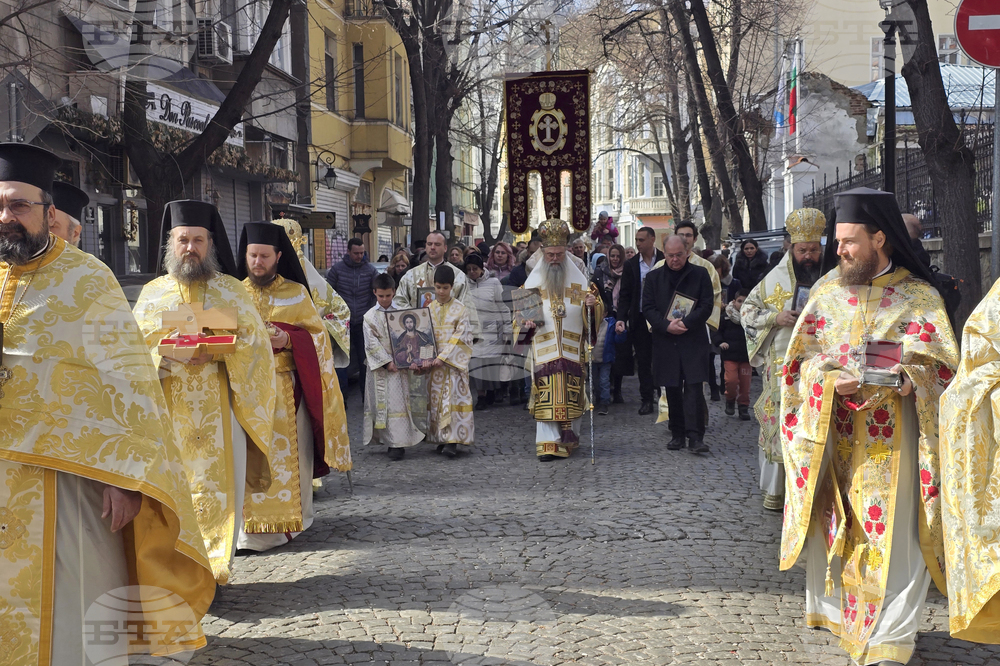 Пловдив - освещаване на чудотворната икона на Света Богородица Победоносна - лития около храм „Св.вмчца Марина“