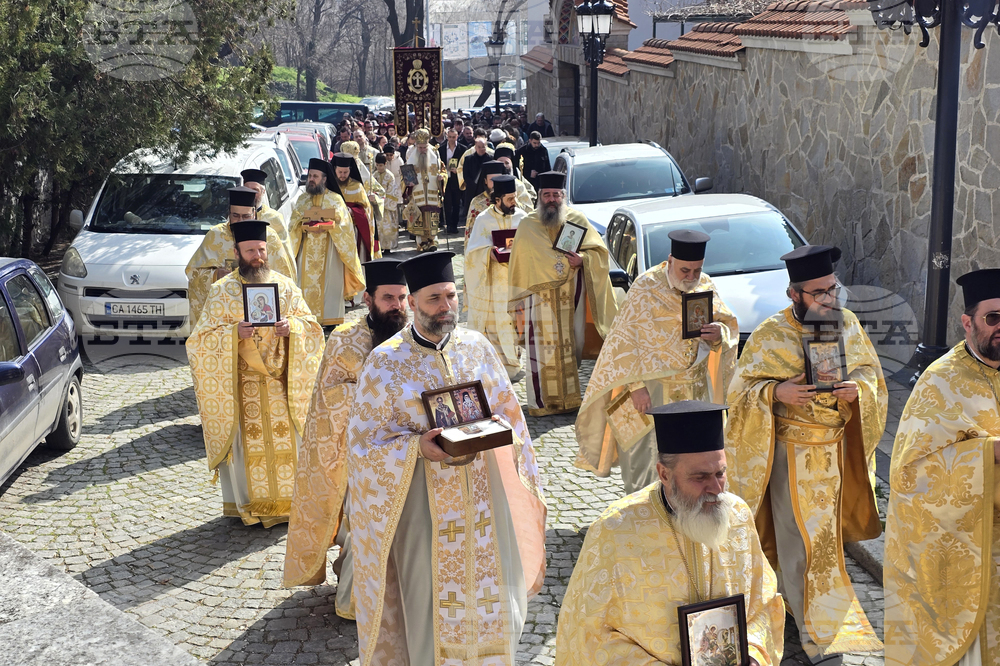 Пловдив - освещаване на чудотворната икона на Света Богородица Победоносна - лития около храм „Св.вмчца Марина“