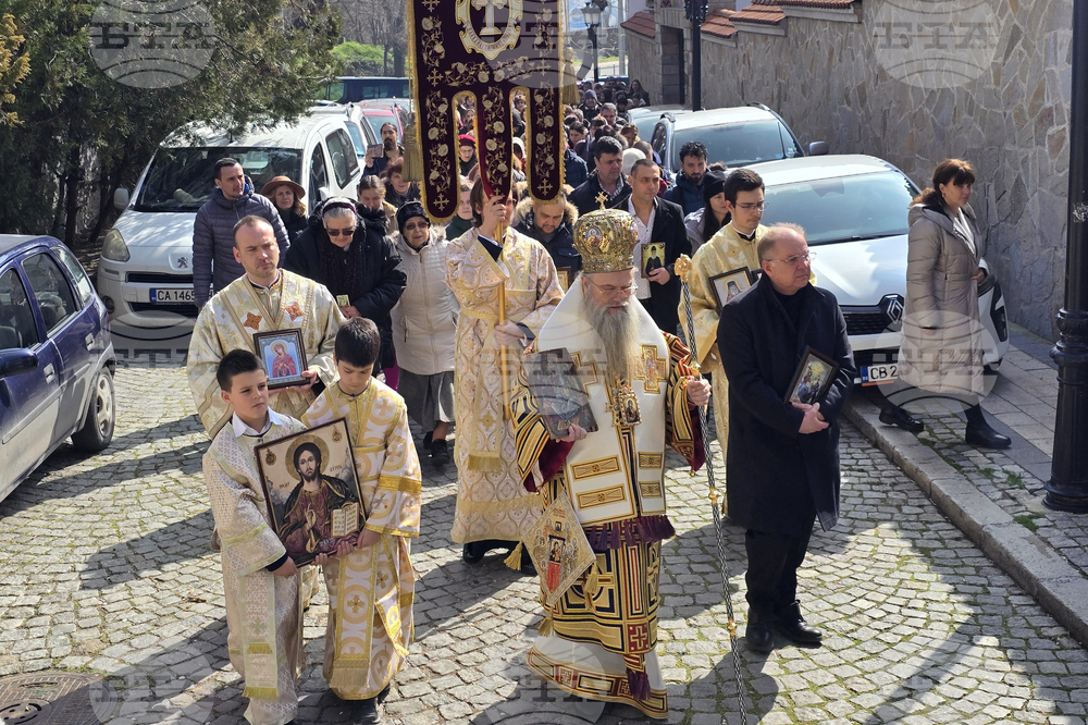 Пловдив - освещаване на чудотворната икона на Света Богородица Победоносна - лития около храм „Св.вмчца Марина“