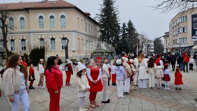 Враца отбеляза Баба Марта с жива мартеница пред НЧ „Развитие 1869“