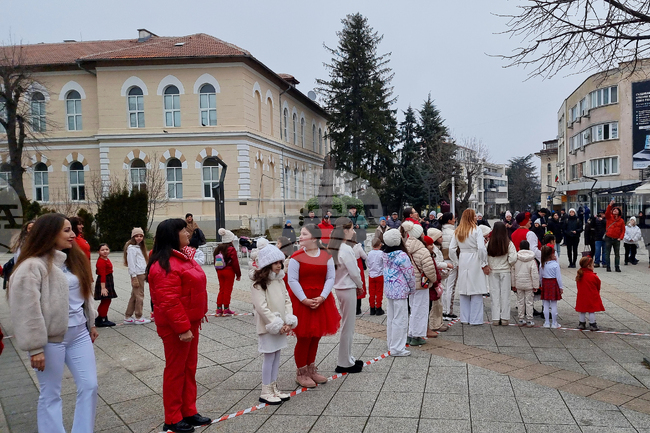 Враца отбеляза Баба Марта с жива мартеница пред НЧ „Развитие 1869“