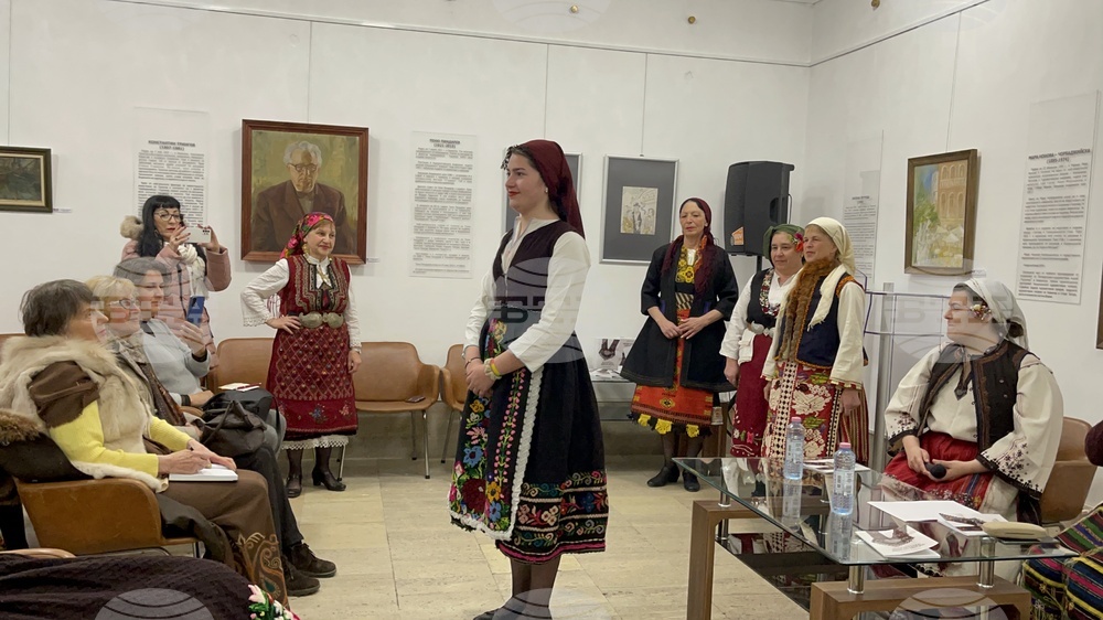 Казанлък - представяне на носии