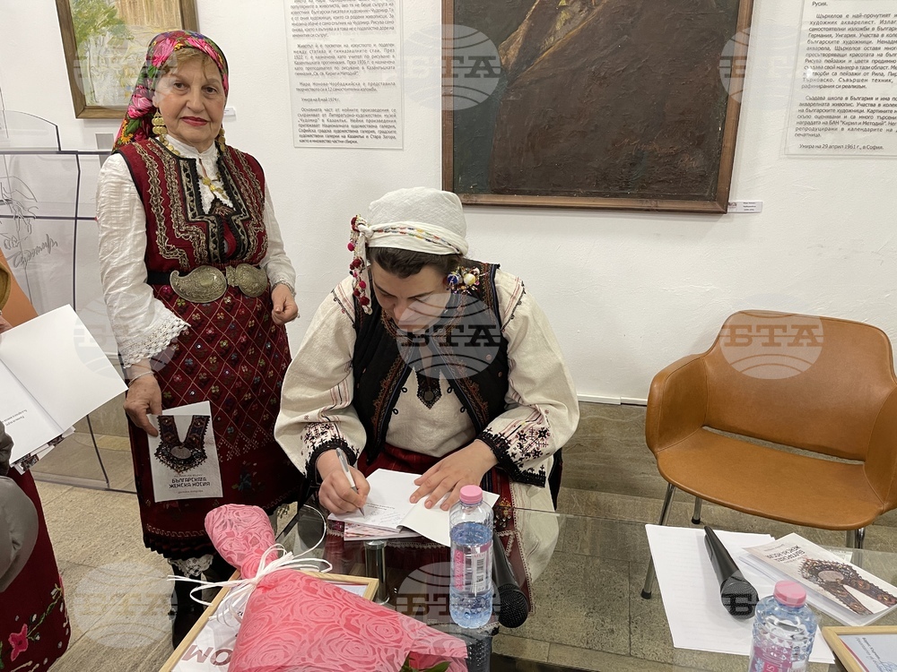 Казанлък - представяне на носии