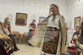 Казанлък - представяне на носии