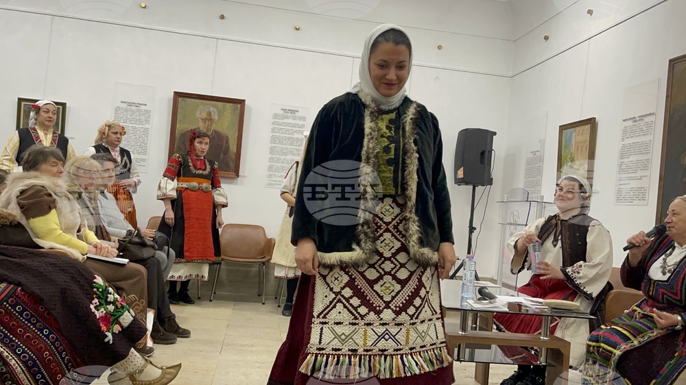Казанлък - представяне на носии