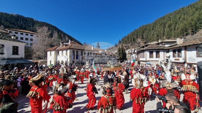 Кукери с чанове и тюмбелеци гониха злото в Широка лъка