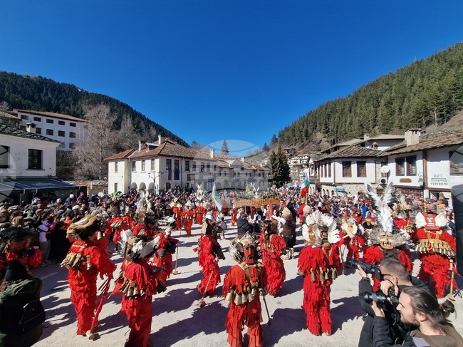 Кукери с чанове и тюмбелеци гониха злото в Широка лъка