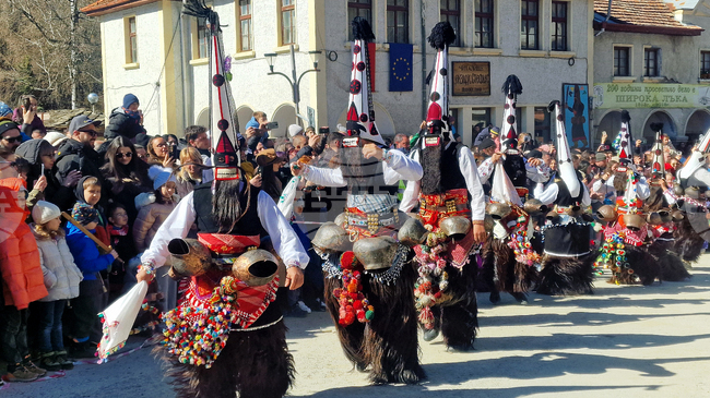 Около 700 души ще участват в XVII Фолклорен фестивал на маскарадни и кукерски игри в панагюрското село Попинци